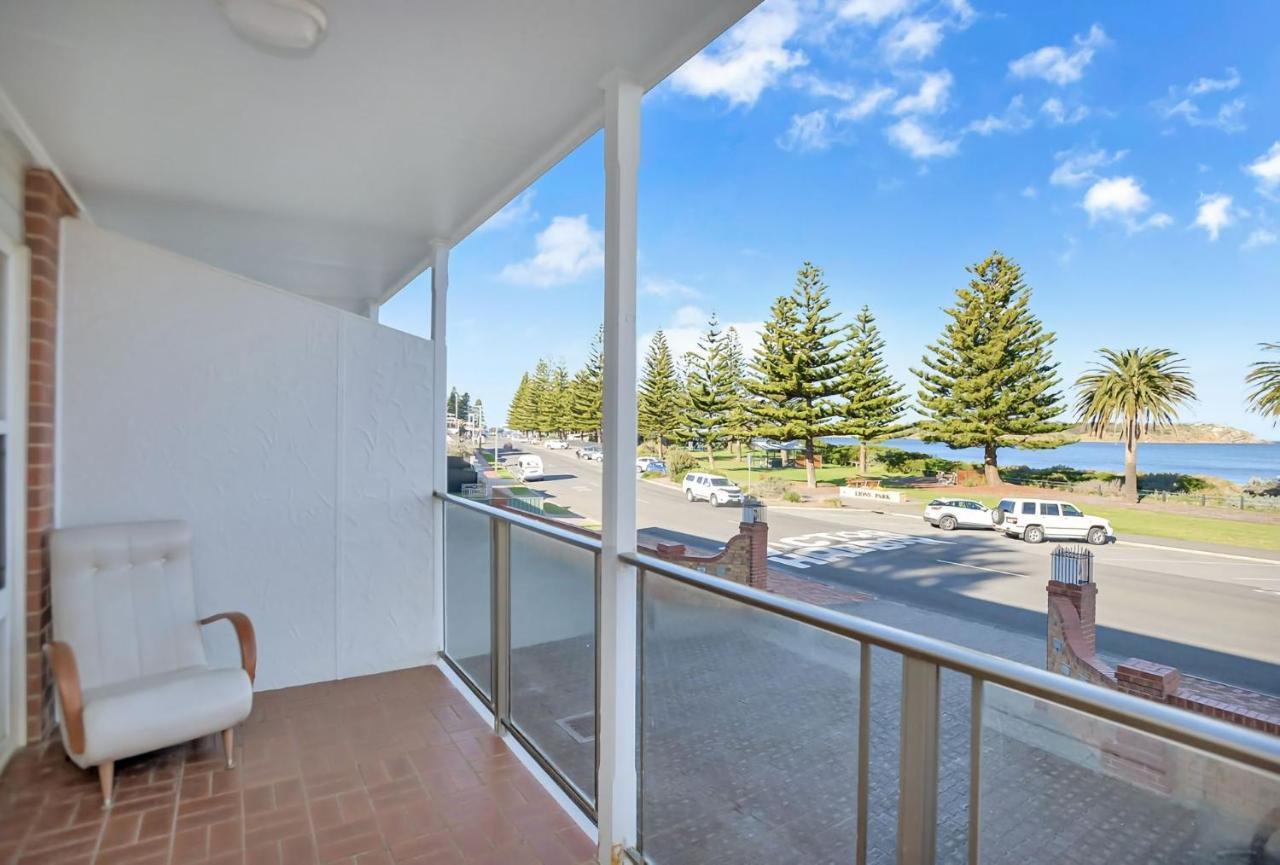 Beautiful Beach Front Townhouse Victor Harbor Esterno foto